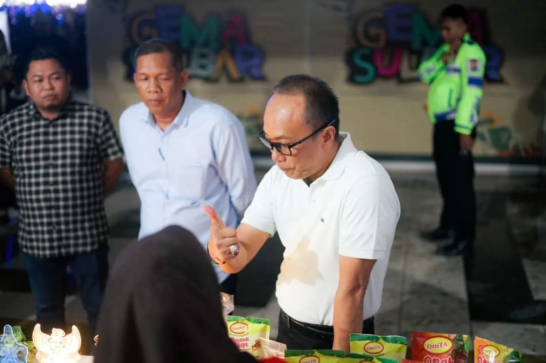 Pj Gubernur Kunjungi Stand UMKM dan Pariwisata di Pameran Gema Sulbar